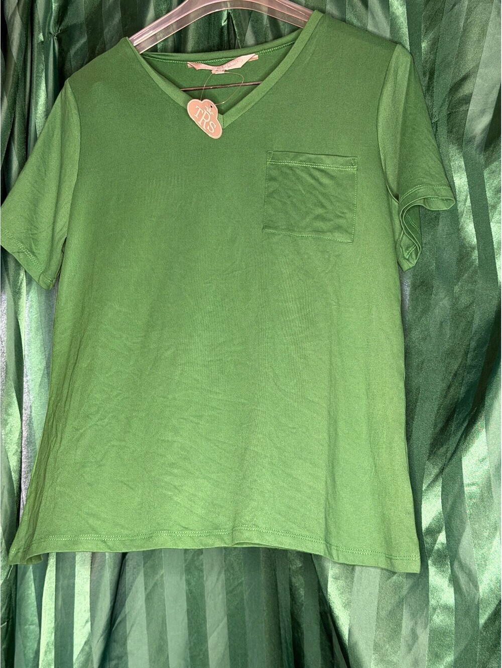 The Royal Standard Green V-Neck Pocket T-Shirt Womens Size Medium M Short Sleeve
